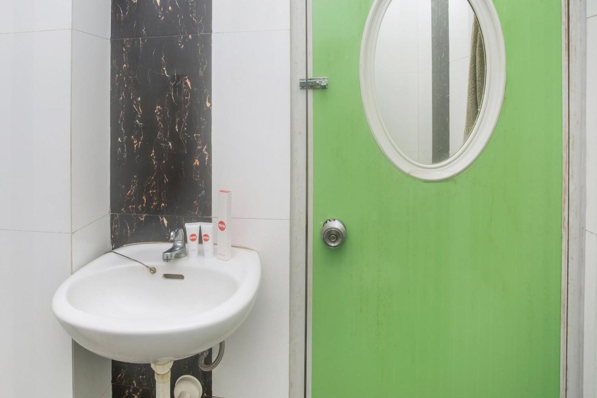 Oyo 850 Lapan Lapan Hotel Banjarmasin  Ngoại thất bức ảnh
